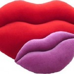 öpücüklü pembe kırmızı renkli dekoratif yastık modeli