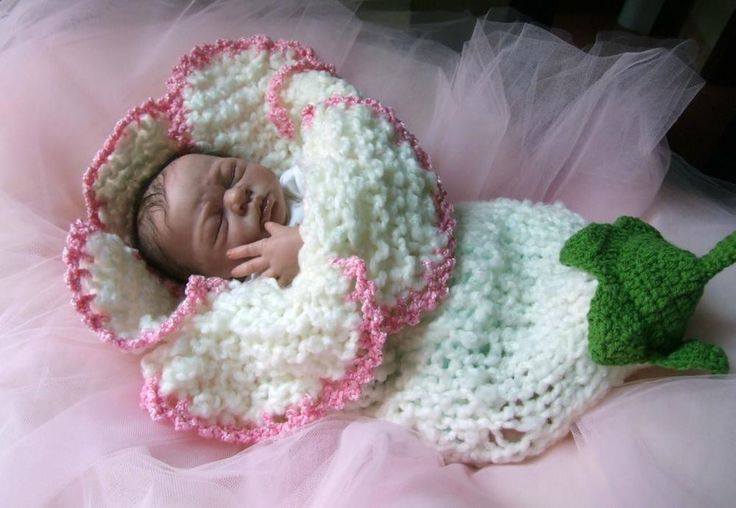 Çiçekli yapraklı bebek kundağı Çiçekli yapraklı bebek kundağı