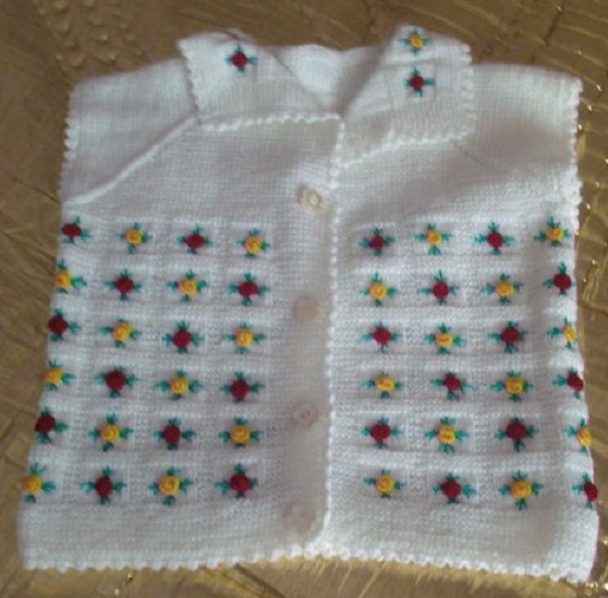 beyaz renkli sarı kırmızı gül motifli bebek yelek modeli beyaz renkli sarı kırmızı gül motifli bebek yelek modeli