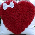 beyaz yastık kırmızı kalp desenli dekoratif yastık modeli