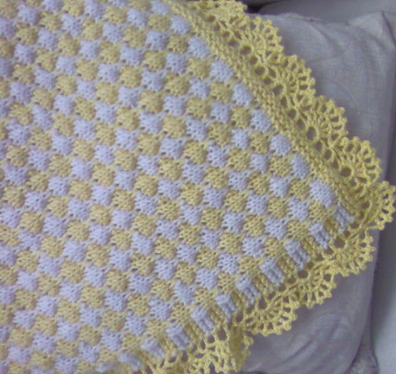 sarı beyaz renkli el yapımı bebek battaniye modeli